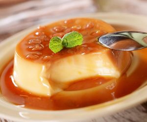 Orzechowa panna cotta z sosem karmelowym. Włoski klasyk w przepysznej odsłonie 