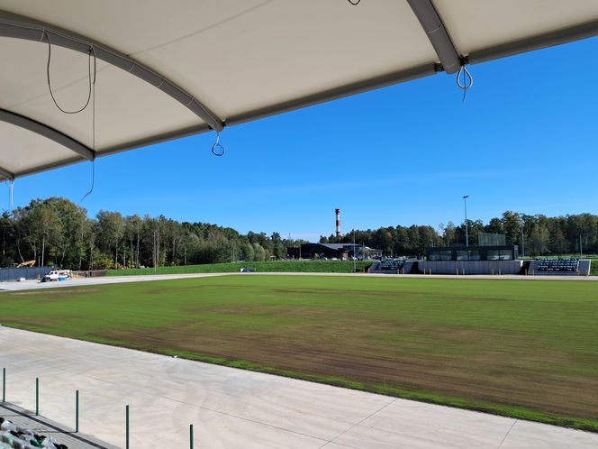 Budowa stadionu w Starachowicach. Na murawie już zielono