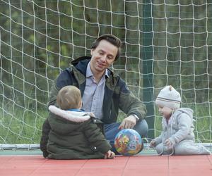 Krzysztof Bosak harata w piłkę z synkami