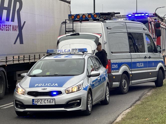 Tramwaj uderzył w busa na Annopolu. Poważny wypadek, motorniczy ranny