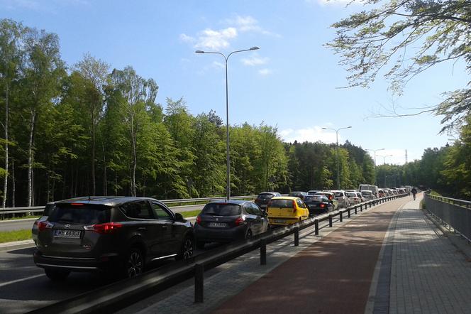 Trzy godzinny protest na Chwarznieńskiej i w okolicy już zrobił się sznurek samochodów.