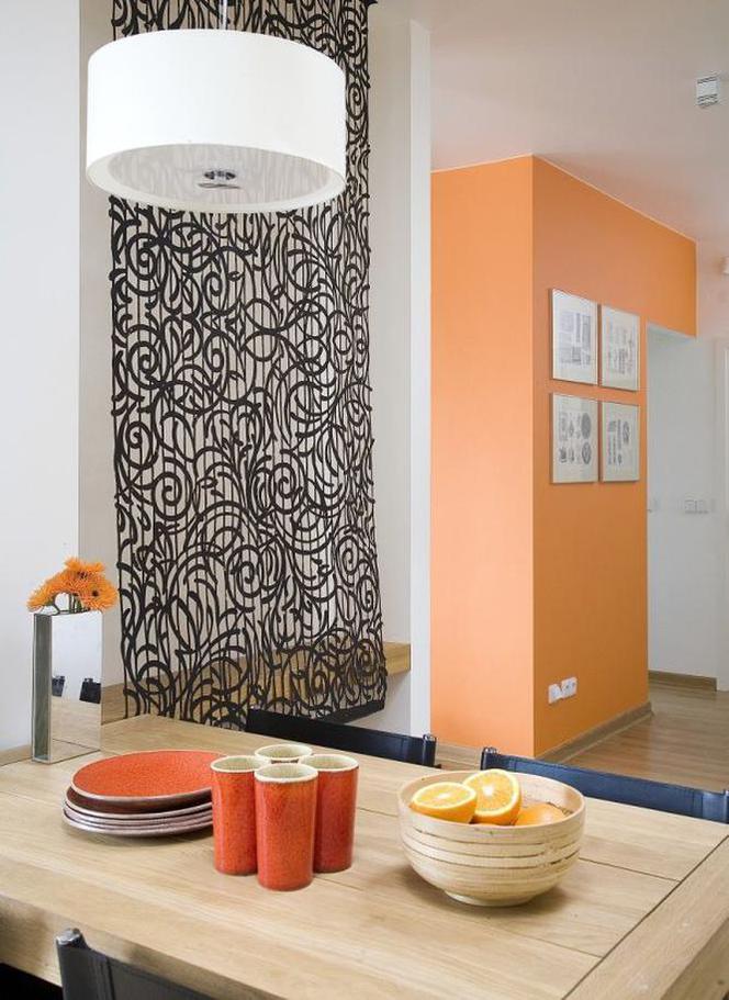 Kolory we wnętrzu: kolor pomarańczowy na ścianie i w dodatkach