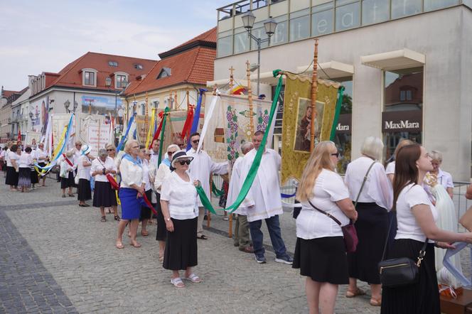 Boże Ciało 2024. Tłumy wiernych przeszły w procesji ulicami Białegostoku