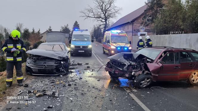 Wypadek w Starym Polichnie dwóch samochodów osobowych