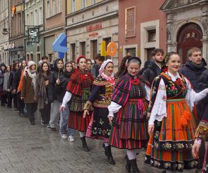 Polonez dla Fredry 2025 we Wrocławiu. Maturzyści zatańczyli na Rynku [ZDJĘCIA]