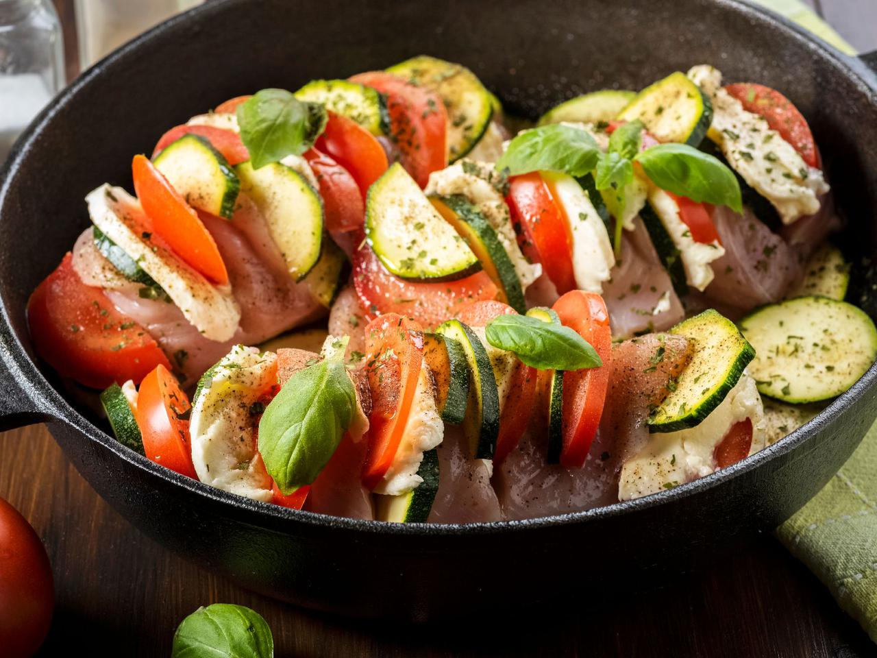 Kurczak hasselback po włosku  - nacinany i nadziewany cukinią, mozzarellą i pomidorami 