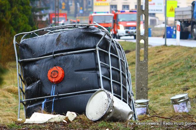 Wypadek ciężarówki przewożącej lakier