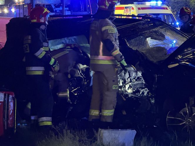  Tragedia na Modlińskiej. Dwie osobówki roztrzaskane. Są ofiary śmiertelne