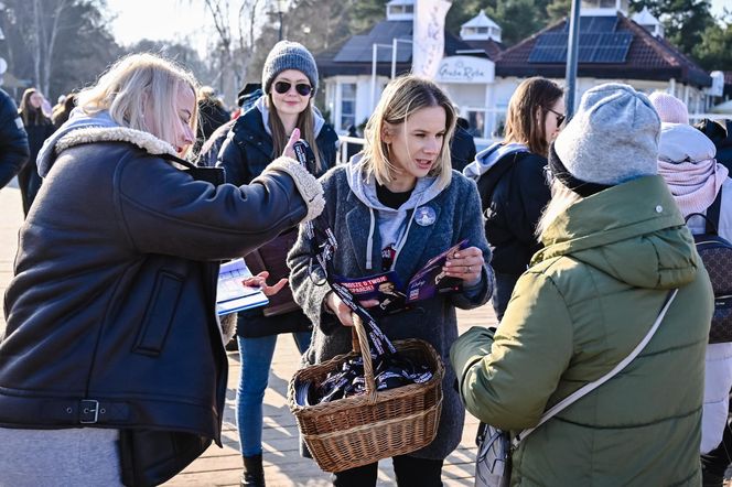 Marta Nawrocka żona kandydata na prezydenta RP Karola Nawrockiego zbiera podpisy na listach poparcia na Gdańskim molo w Brzezinie