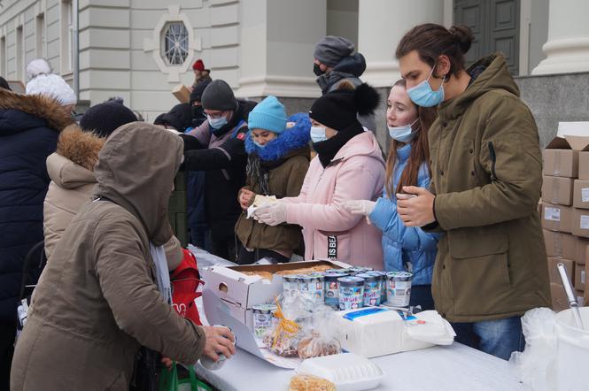 Wigilia dla bezdomnych i potrzebujących przed bydgoską Bazyliką [ZDJĘCIA]