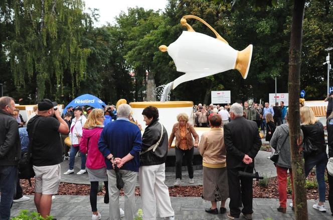 Rynek w Ćmielowie z dużymi filiżankami. Było huczne otwarcie