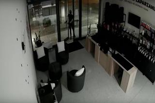 Nocne włamanie na wrocławskich Krzykach. Rabusie ukradli ekspresy do kawy, szuka ich policja