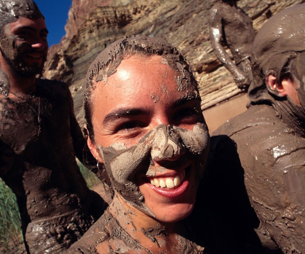 Trening do runmageddonu powinien nie tylko zwiększać kondycję, ale i przygotowywać do pokonywania przeszkód w terenie.