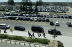 Zazieleniony teren parkingu i pasażu przed terminalami Katowice Airport