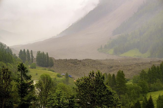 Szwajcaria. Kamienna lawina pogrzebała alpejską wioskę, gdy oderwał się ogromny fragment lodowca
