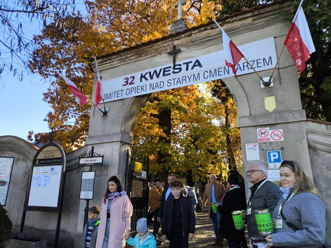 Słoneczna pogoda sprzyjała. 32. Kwesta Na Odnowę Zabytków Starego Cmentarza w Tarnowie
