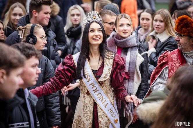 Maturzyści tańczą poloneza na Rynku w Opolu