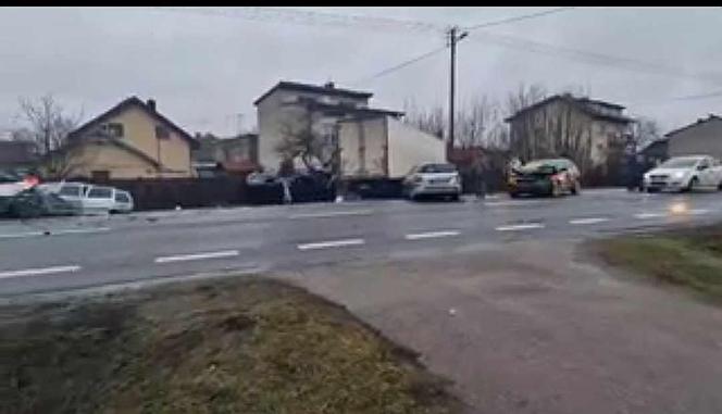 W karambolu na DK2 uczestniczyła ciężarówka i pięć aut osobowych