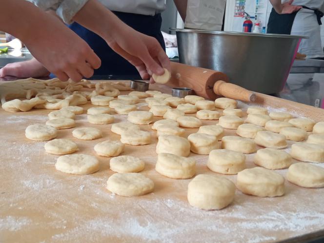 Warsztaty pieczenia pączków w grudziądzkim gastronomiku