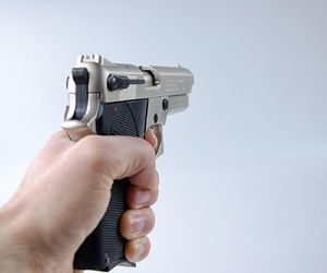 Z metalową pałką ruszył na policjantów. Użyli broni. Prokuratura zabrała głos
