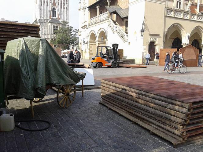 Samochody na Rynku Głównym: Władze Krakowa wydają decyzje niezgodne z prawem napisanym przez... władze Krakowa?