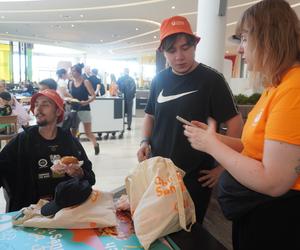 Trzy osoby wygrały roczny voucher na firmową kanapkę do Popeyes w Poznaniu