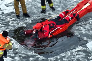 Strażackie ćwiczenia z ratownictwa lodowego nad siedleckim zalewem