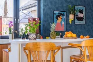 Dom Magdy i Łukasza pod Łodzią – wyspa w części kuchennej; widok od strony salonu