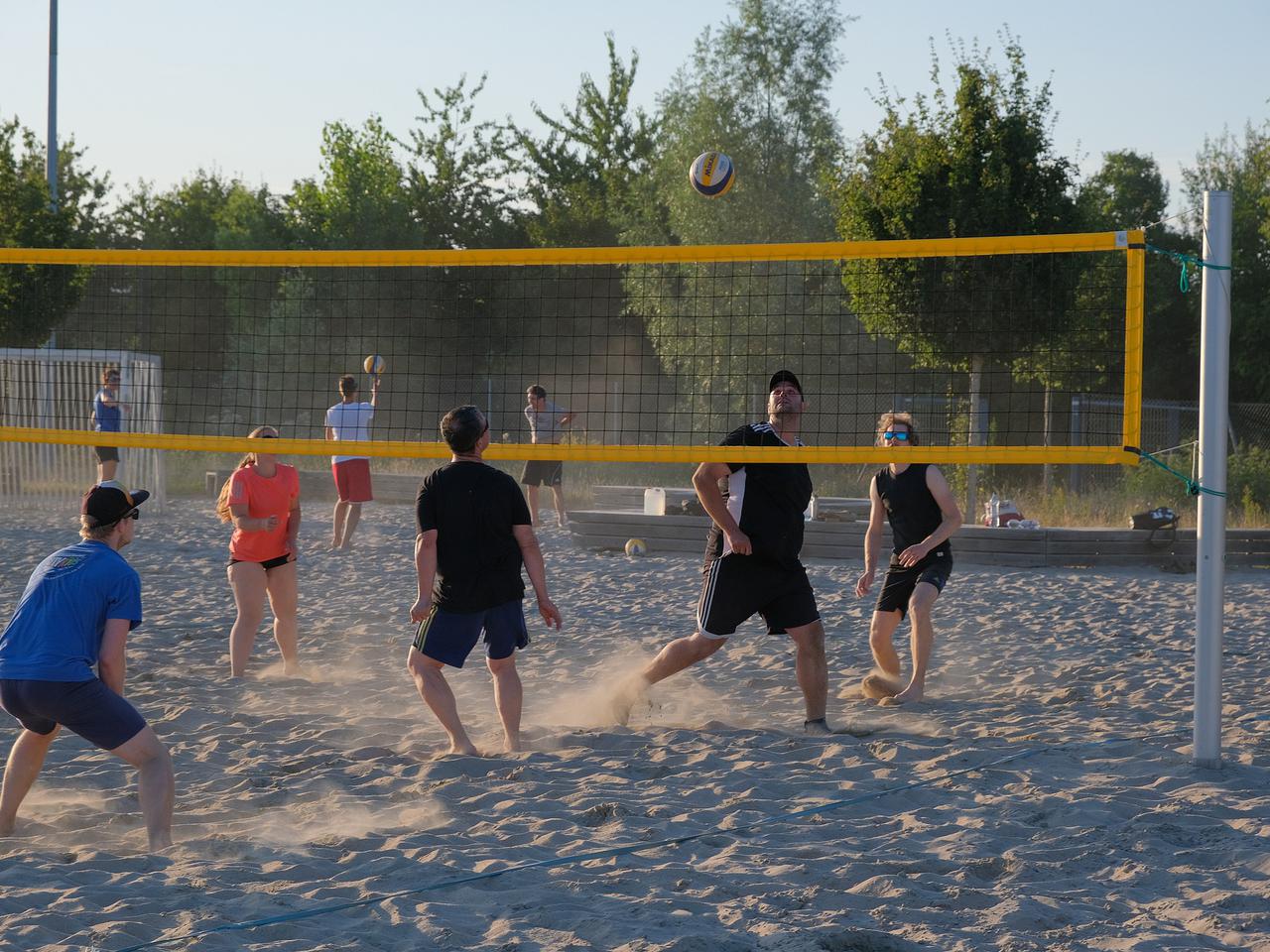 Zbierz drużynę i zagraj z MOSiR-em w siatkówkę plażową! W sierpniu ruszy wakacyjny turniej