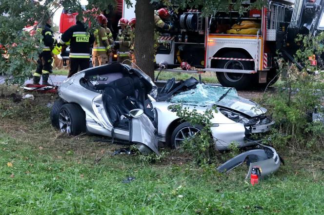 Porsche rozbiło się na drzewie, dwie osoby nie żyją. Z auta została miazga