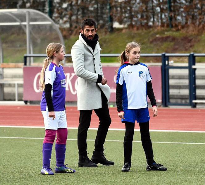 Kerem Demirbay sędziuje mecz dziewcząt