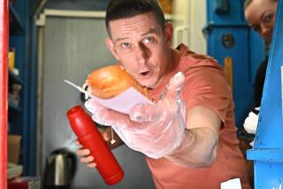 Kultowa budka z zapiekankami zniknie sprzed Pałacu Kultury. Urzędnicy: To dobrze! 