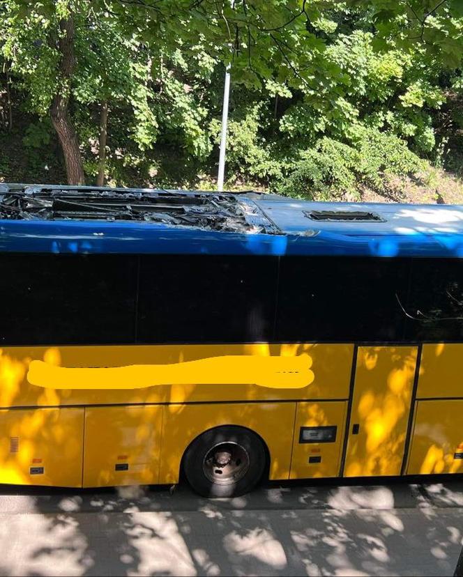 Autokar zerwał dach pod wiaduktem w Krakowie. Kierowca ukarany mandatem