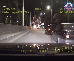 Wiózł kolegę w otwartym bagażniku