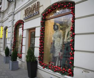 Witryny sklepów i restauracji w Lublinie przystroiły się na święta. Tak kuszą przechodniów!