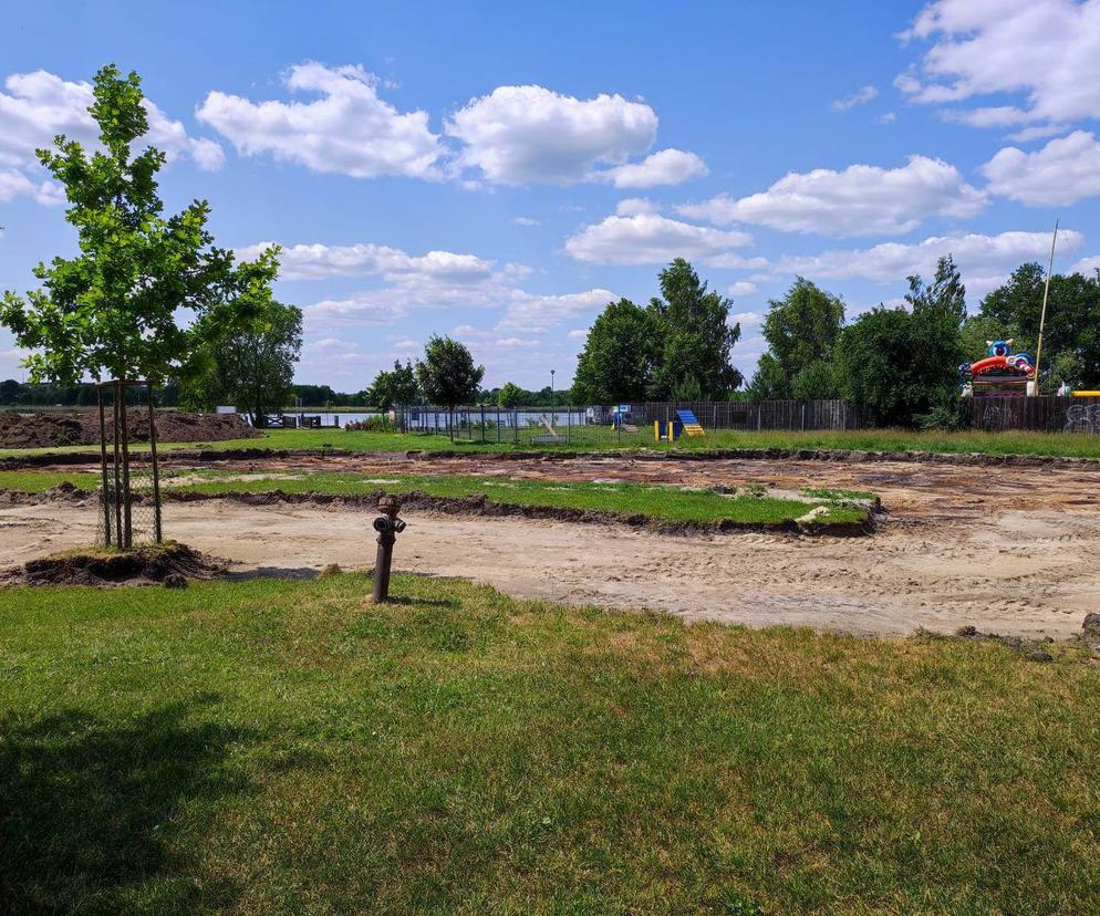 ZOBACZ ZDJĘCIA z postępów budowy toru pumptrack nad zalewem Muchawka