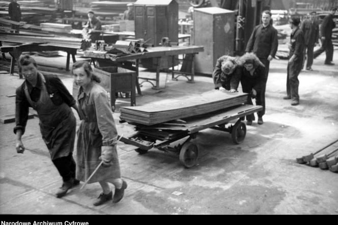 Kobiety w fabrykach we Wrocławiu w latach 50. i 60. XX wieku. Zobacz, jak pracowały nasze mamy i babcie [ZDJĘCIA]