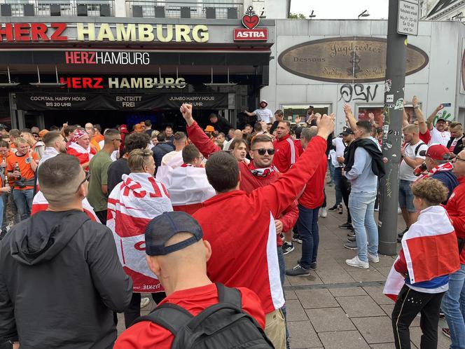 Tak Polacy bawią się w Hamburgu! Wszyscy są podekscytowani przed meczem! 