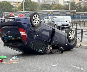 Wypadek na S8 w Warszawie, są ranni. Samochód dachował