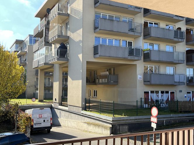 Teligi 26 w Krakowie. Blok z ukrytym balkonem