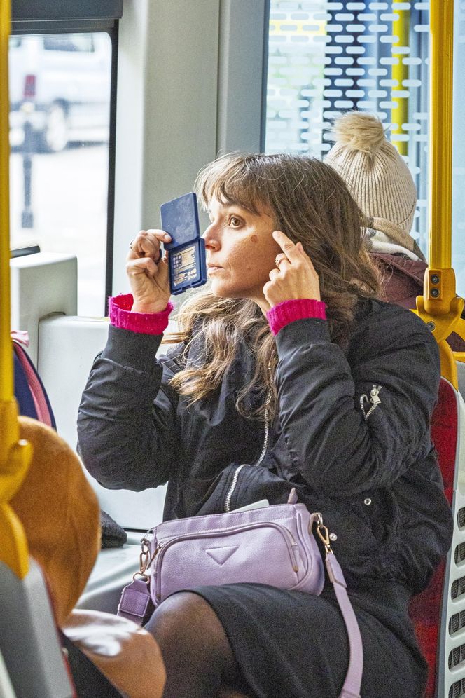 Jachira maluje się w tramwaju