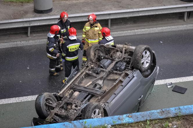 Auto przebiło barierki. Spadło z wiaduktu na dach. Kierująca przeżyła!