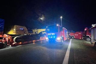 Śmiertelny wypadek na A1 pod Zgierzem. Zderzyły się trzy pojazdy, w tym dwa tiry [ZDJĘCIA].