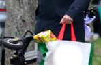 Donald Tusk pomaga żonie w pakowaniu ciężkich prezentów