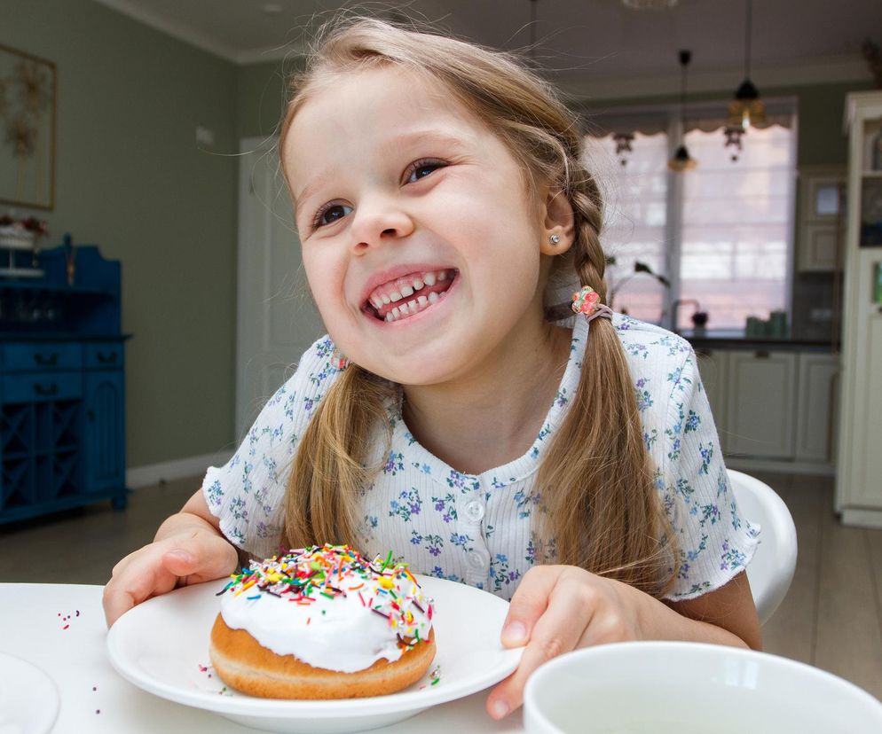 Nagradzanie dziecka jedzeniem wydaje się niewinne. Sprawdź, dlaczego może szkodzić na lata