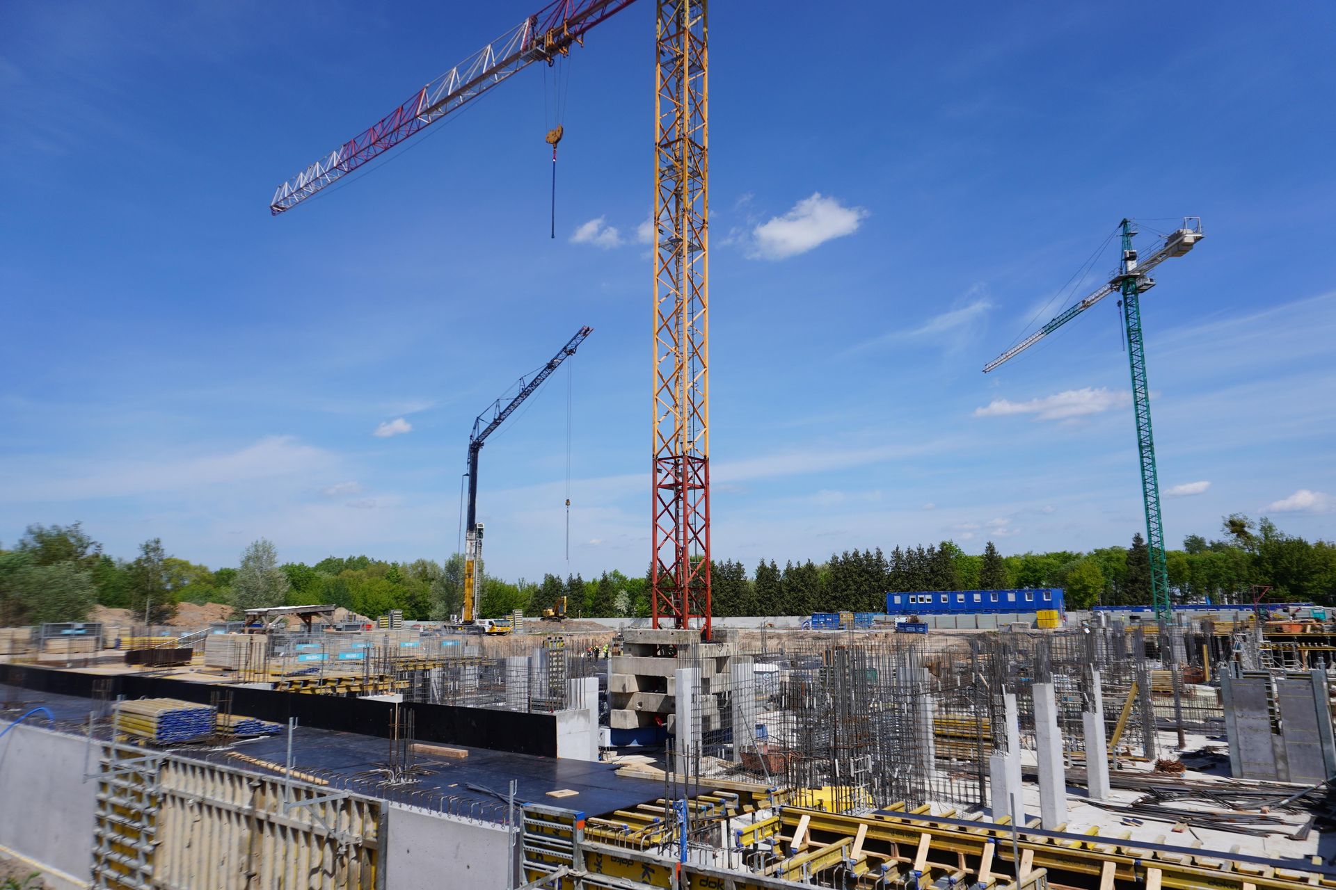 Budowa osiedla Mistrzów Olimpijskich pod Warszawą. Udziałowcem Robert Lewandowski. Maj 2025