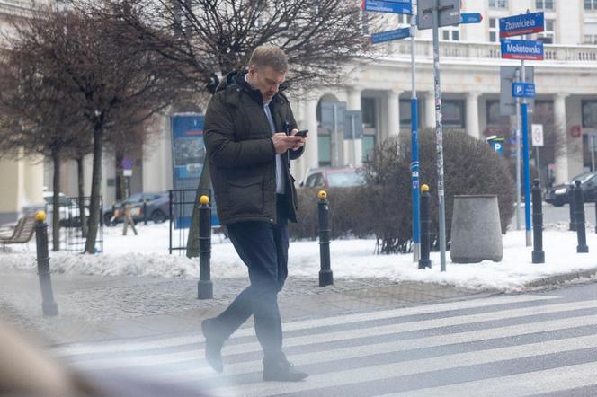 Adrian Zandberg na pasach z nosem w telefonie