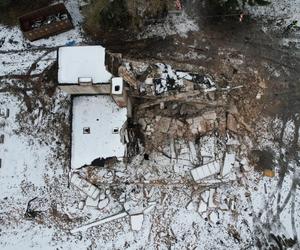 Dramat w Pilawie, zawalił się pustostan. Ściana przygniotła budowlańca, ratownicy musieli amputować nogę
