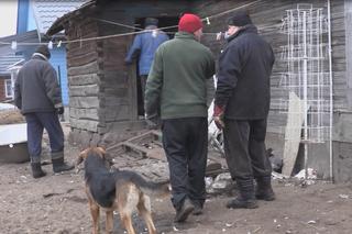 Rolnicy. Podlasie. Akcja wyciągania ramy okiennej z odchodów