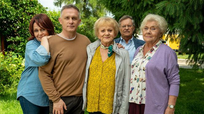 M jak miłość odc. 1612. Marysia (Małgorzata Pieńkowska), Artur Rogowski (Robert Moskwa), Kisielowa (Małgorzata Rożniatowska), Barbara (Teresa Lipowska), Józef Modry (Stefan Friedmann)